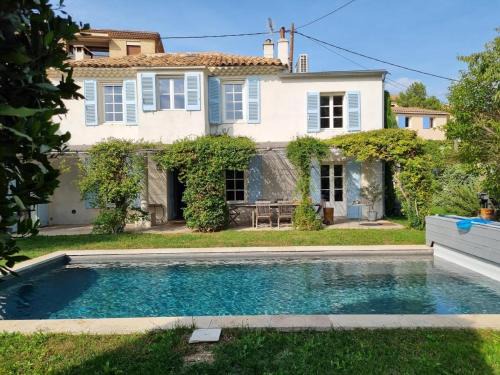 Est Villa | Élégante maison avec piscine idéalement située