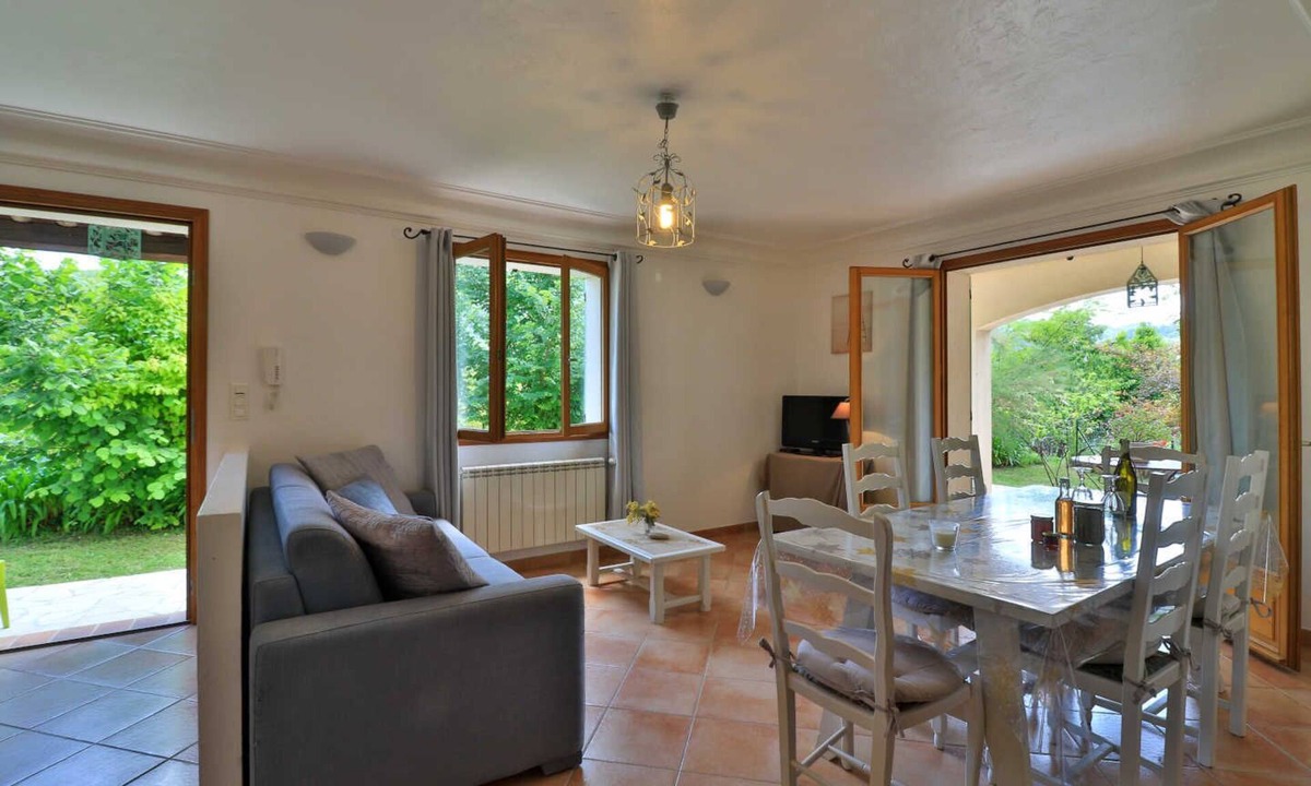 Le Bar-sur-Loup Apartment | 1 Bed Apartment Sleeps 4 -Private Garden & Pets Ok