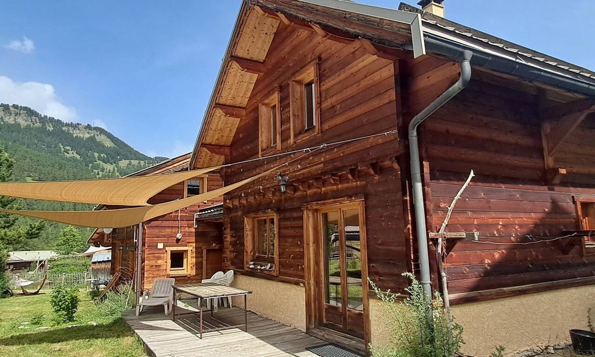Molines-en-Queyras Ski Chalet | 104m² wooden chalet in the heart of a preserved regional mountain park