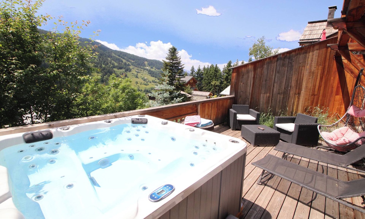 Vars Ski Chalet | 12-person chalet in Vars with private jacuzzi, cinema and view of the slopes