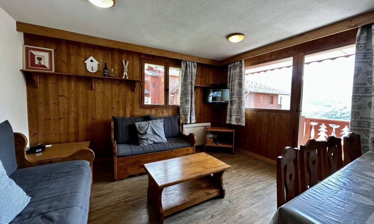 Les Menuires Apartment | 150m from shops, 2nd floor, balcony, tv, ski locker, 63m², Les Menuires