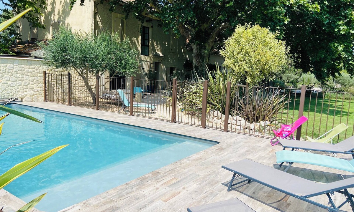 Chateaurenard House | 18th century Provencal farmhouse with swimming pool between St Rémy de Provence and Avignon.