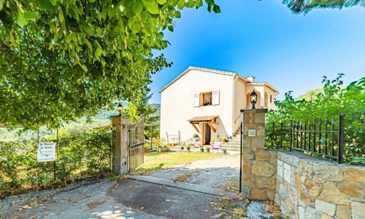 Le Bar-sur-Loup Apartment | 2 Bed Apartment Sleeps 6 - Pets Ok - Free Parking