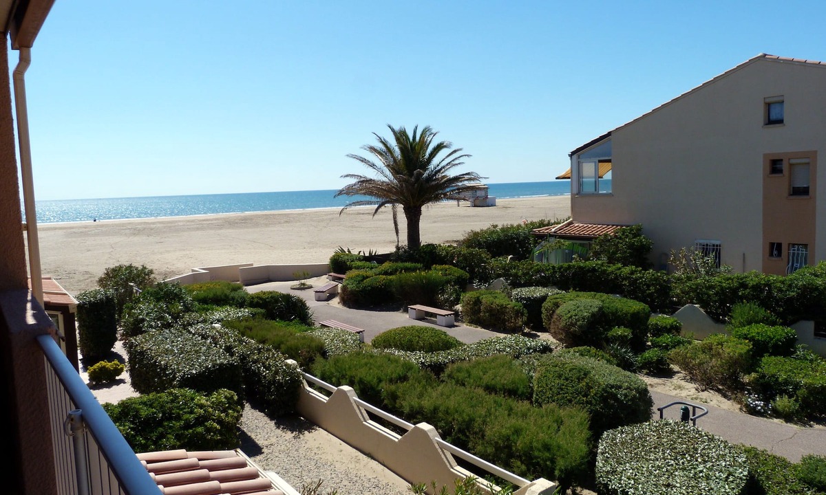 Les Ayguades Apartment | 2 bedroom apartment with sea view and direct access to Gruissan beach