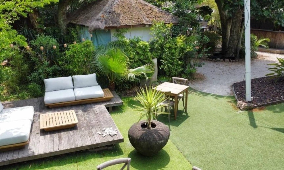 Sanary-sur-Mer Hotel | 2 Bright Coastal Single Stay Close to the Marina and Town Center