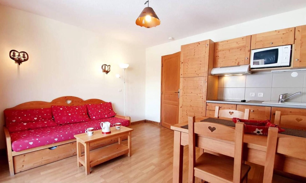 Les Claux Apartment | 200m from shops, 2nd floor, swimming pool, balcony, parking, tv, ski locker, 32m², Vars