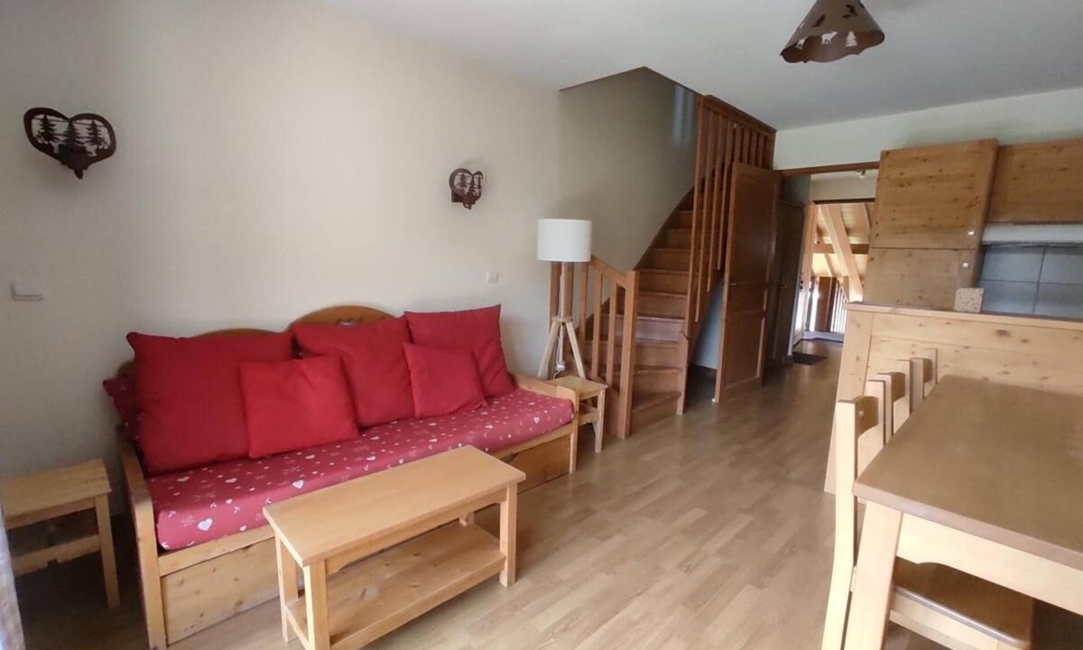 Les Claux Apartment | 200m from shops, 2nd floor, swimming pool, balcony, parking, tv, ski locker, 50m², Vars