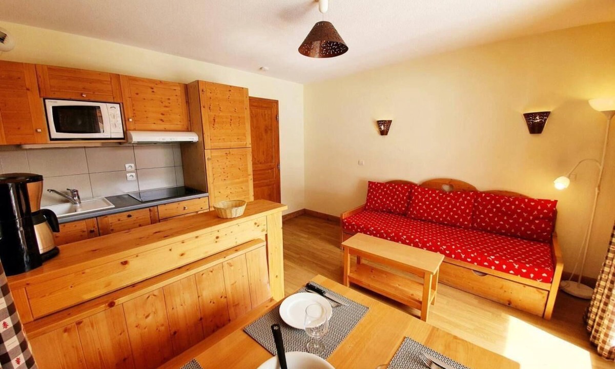 Les Claux Apartment | 200m from shops, 2nd floor, swimming pool, balcony, parking, tv, ski locker, 32m², Vars