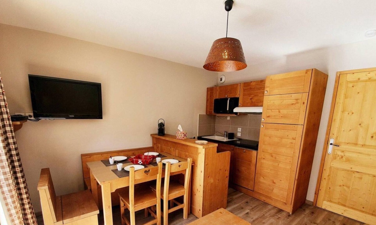 Les Claux Apartment | 200m from shops, 4th floor, swimming pool, balcony, parking, tv, ski locker, 32m², Vars