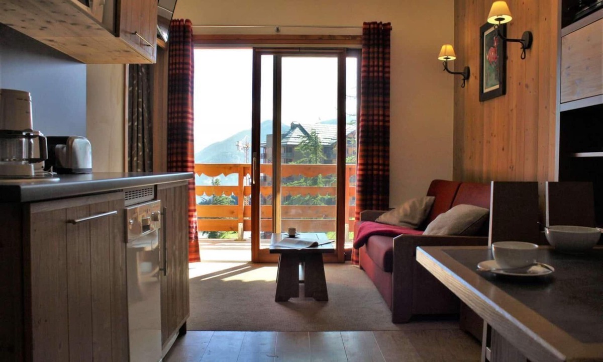 Risoul Apartment | 300m from resort center, 3rd floor, swimming pool, sauna, balcony, tv, ski locker, 30m², Risoul