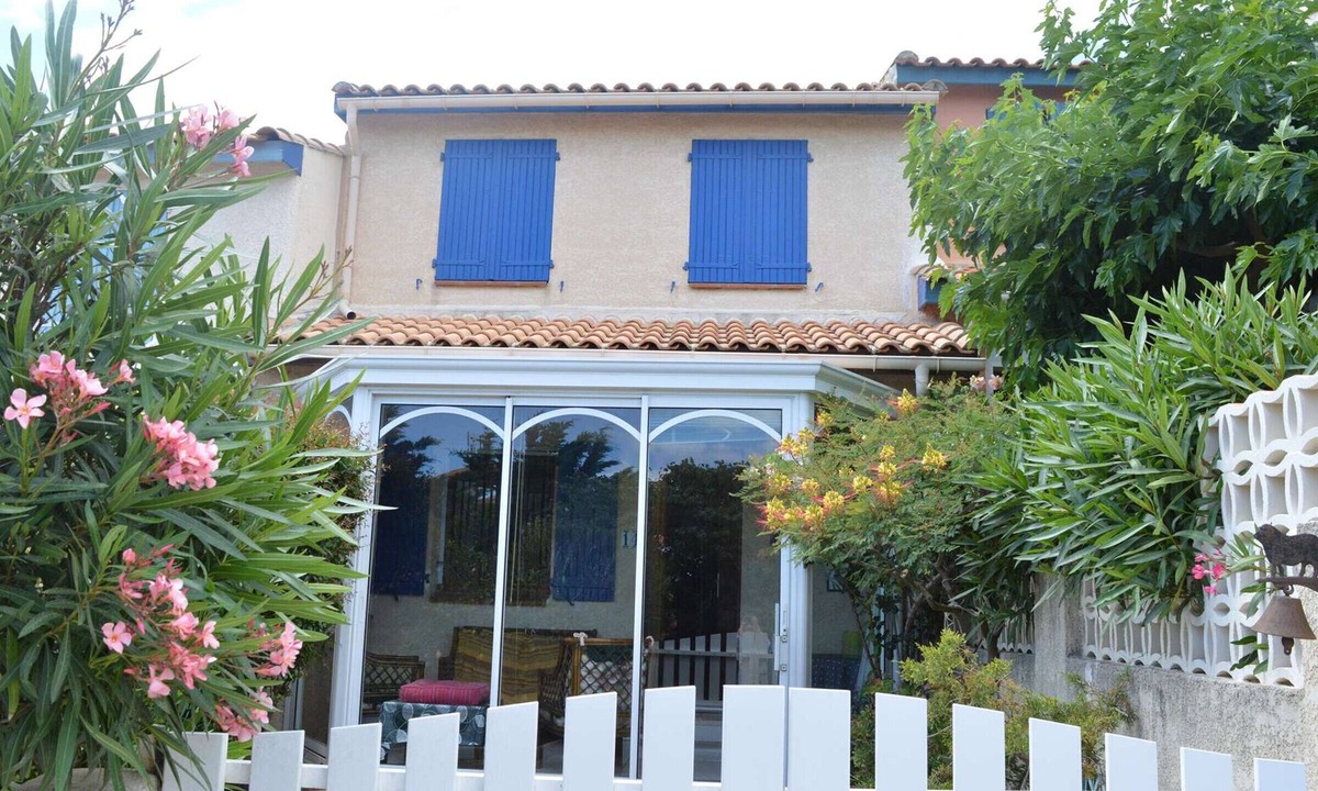 Saint-Pierre-la-Mer House | 4 Bedroom Villa, Sleeps 6, 800m from Beach, Parking, Verandas, Pets Allowed