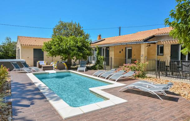 Eyragues House | 4 bedroom accommodation in Eyragues