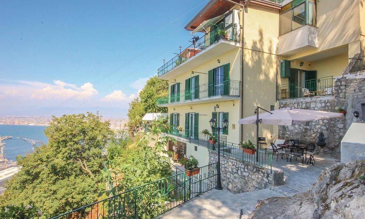 Castellammare di Stabia House | 4 bedroom beach front home in C.mmare di Stabia -NA-