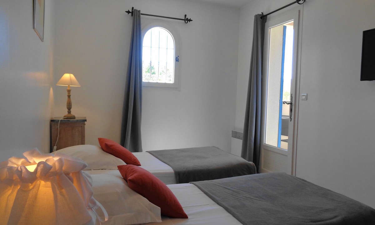 Lacoste Bed & Breakfast | 4-person air-conditioned family suite with panoramic terrace in the heart of the Luberon