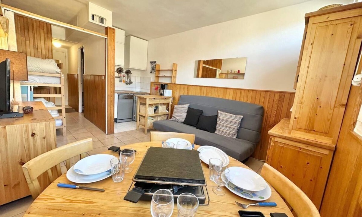 Les Claux Apartment | 50m from resort center, 3rd floor, tv, ski locker, 22m², Vars