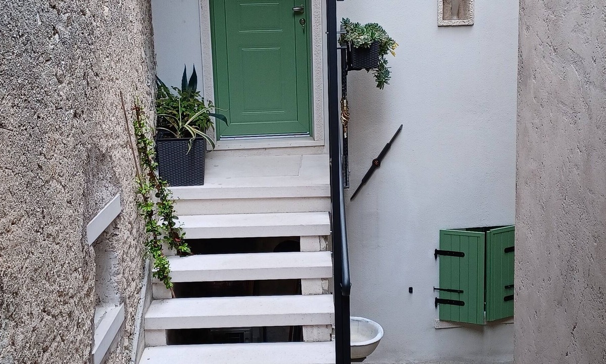 Cassone Apartment | A 20 M DALLA SPIAGGIA.COMPLETA VISTA LAGO.