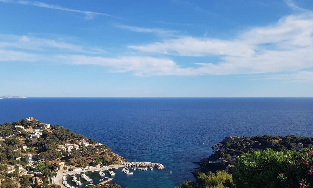 Ensues-la-Redonne Apartment | A balcony overlooking the sea