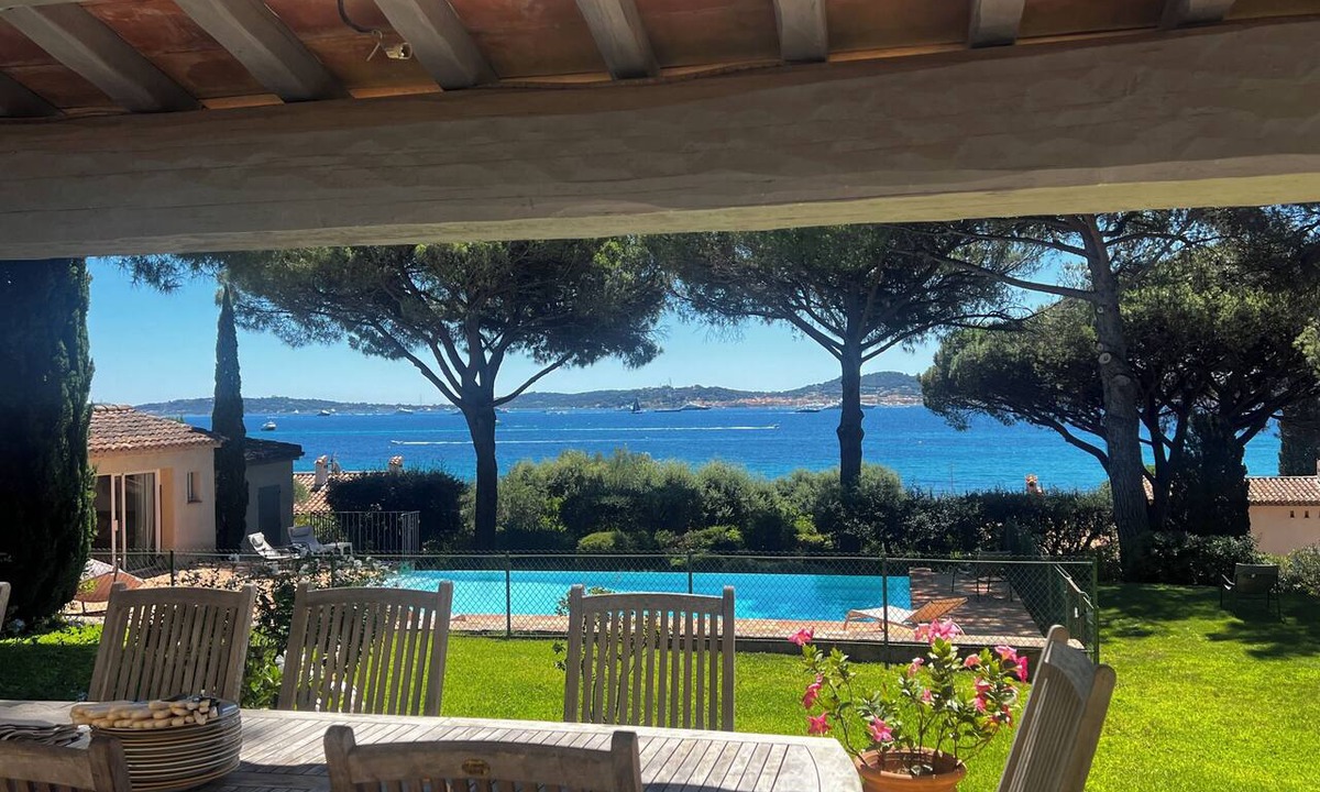 Guerrevieille House | A beautiful family home overlooking St. Tropez and 300 meters from the beach.