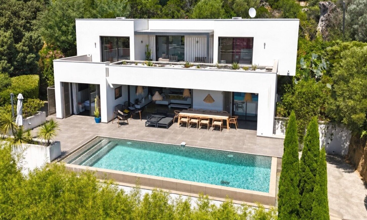 Cavalaire-sur-Mer Villa | A beautiful luxury villa in a quiet location 1 km from the beach and town centre