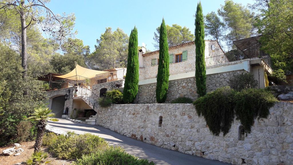 Roquefort-les-Pins Villa | A beautiful modern Provencal stone home in Roquefort les Pins (06330)