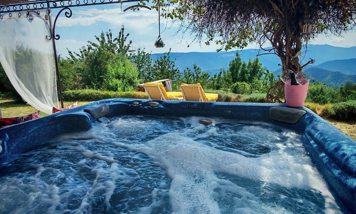 Toudon House | A getaway in the heart of nature—private pool and hot tub, breathtaking views, a haven of peace!