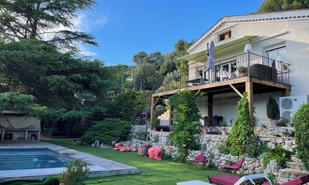 Peypin House | A house nestled in a natural setting