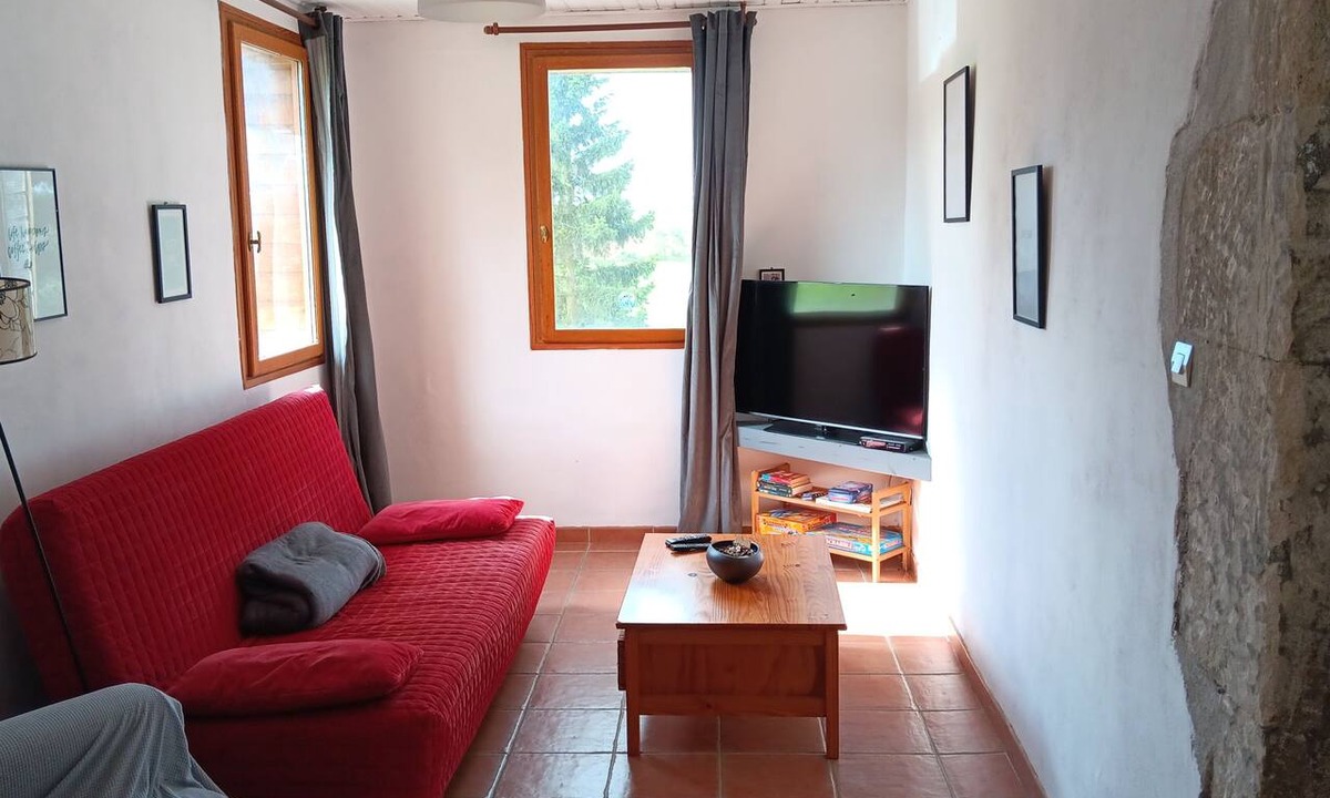 Saint-Beauzely Apartment | A spacious vacation rental in the countryside with a magnificent view of the Muse Valley.