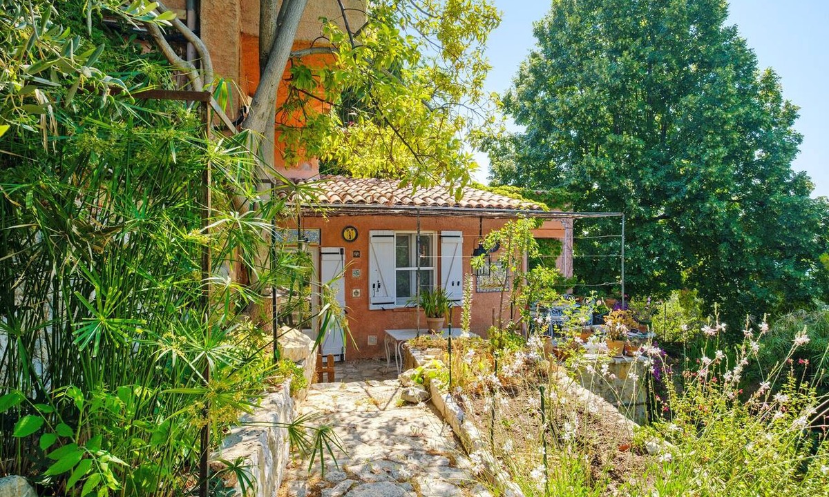 Speracedes Villa | A Stopover in an Olive Grove