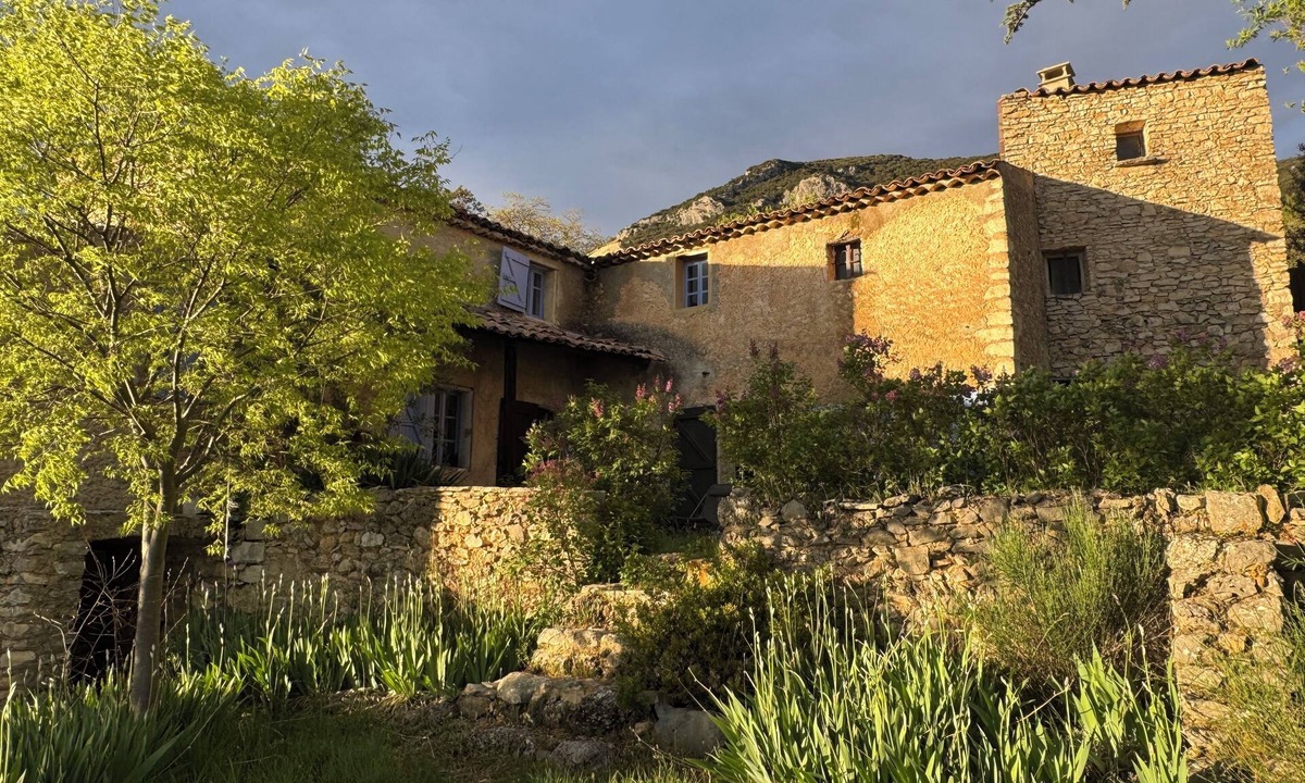 Rustrel House | A typical sheepfold between Ventoux and Luberon