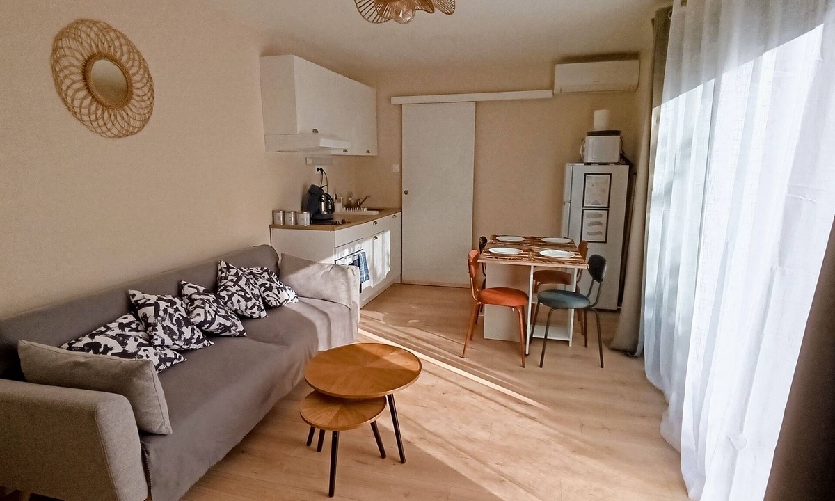 Carnoux-en-Provence Apartment | 🌿 Air-conditioned studio with a terrace – Between Cassis, Marseille, and the Calanques