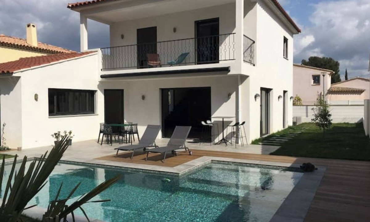 Les Lecques Villa | Air-conditioned villa with swimming pool 350 metres from the beach