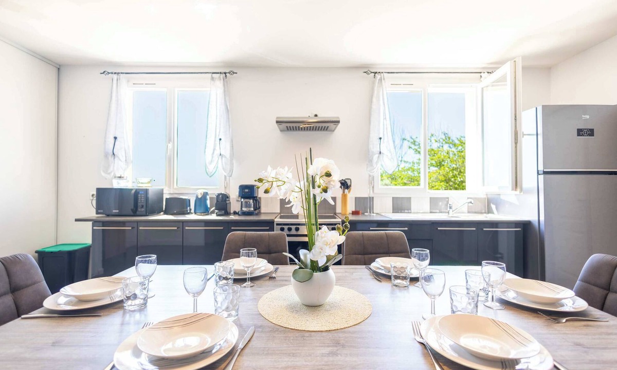 Saint-Thibery Apartment | Air-conditioned apartment with outdoor space — Domaine Les Castans, between Agde and Pézenas