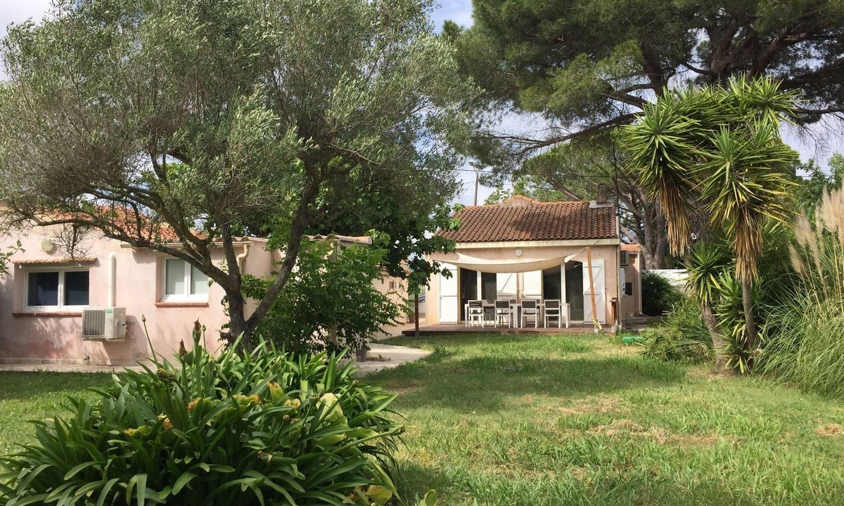 Hyeres House | Air-conditioned beach house: 7-minute walk, fenced-in garden, electric car charging station