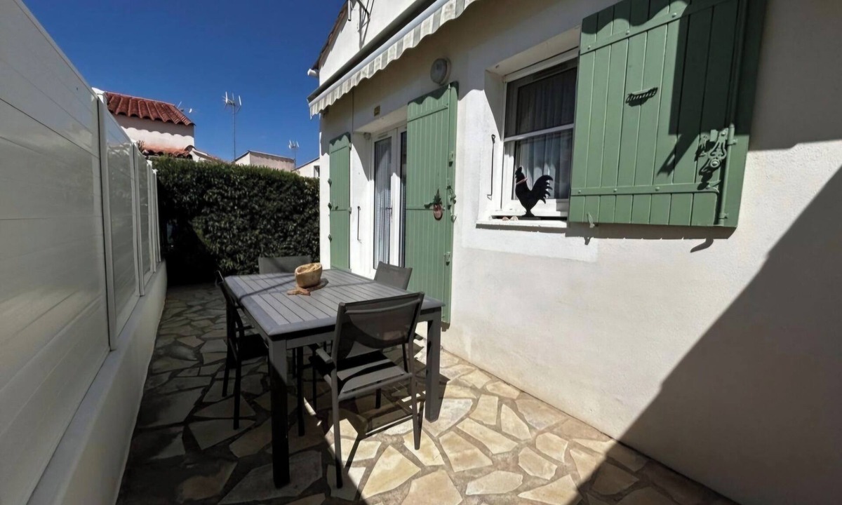 Saint-Laurent-d'Aigouze Condo | Air-conditioned Provencal farmhouse with terrace and parking lot