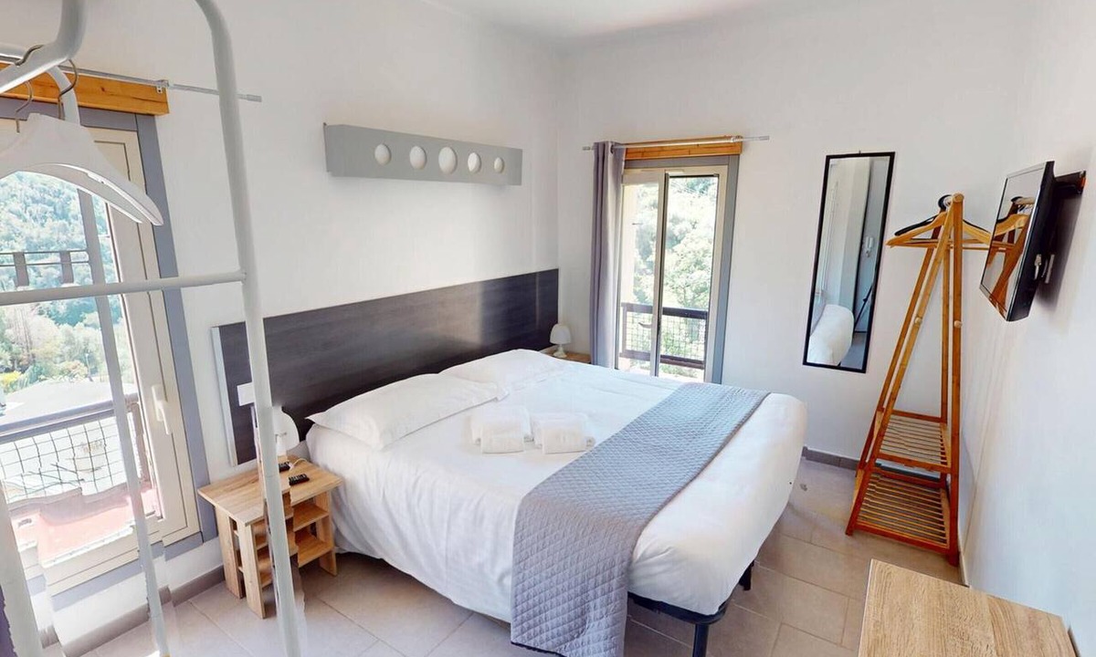 Menton Apartment | Air-conditioned room with mountain view
