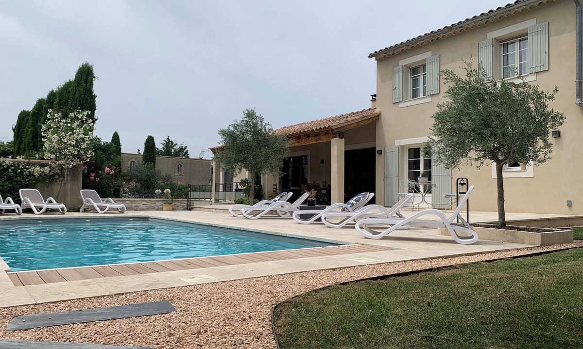 Eyragues Villa | Air-conditioned villa , heated pool for 10 people, close from St Rémy de Pvce
