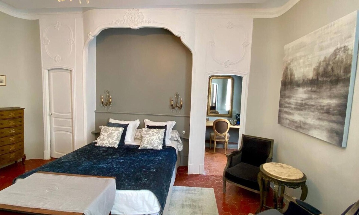 Gemenos Apartment | “Albertine” Room with Mountain View, Wi-Fi and Air Conditioning