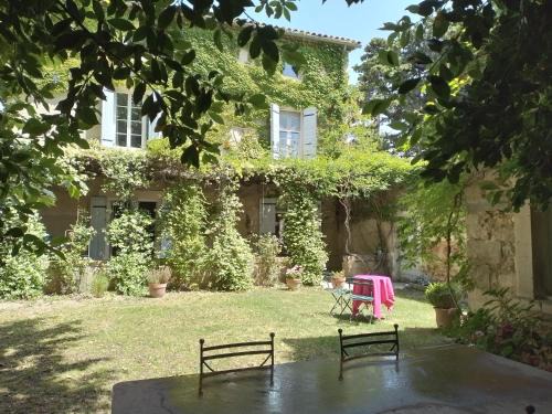 Mouries Bed & Breakfast | Ancienne magnaneraie la Bonnetière