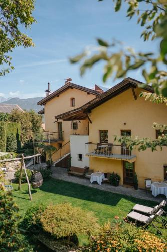 Tesimo Apartment | Ansitz Gurtenhof bei Meran, Apartments, Bett und bike Betrieb, eingezäunter Garten, Sauna, Eintritt ins Schwimmbad und Südtirol Pass