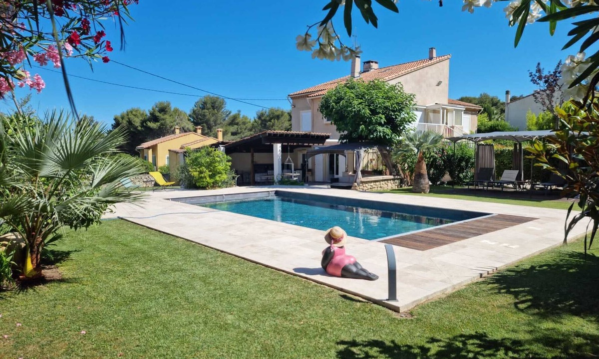 Saint-Mitre-les-Remparts Apartment | Apartment - top of villa, located on 1st floor,