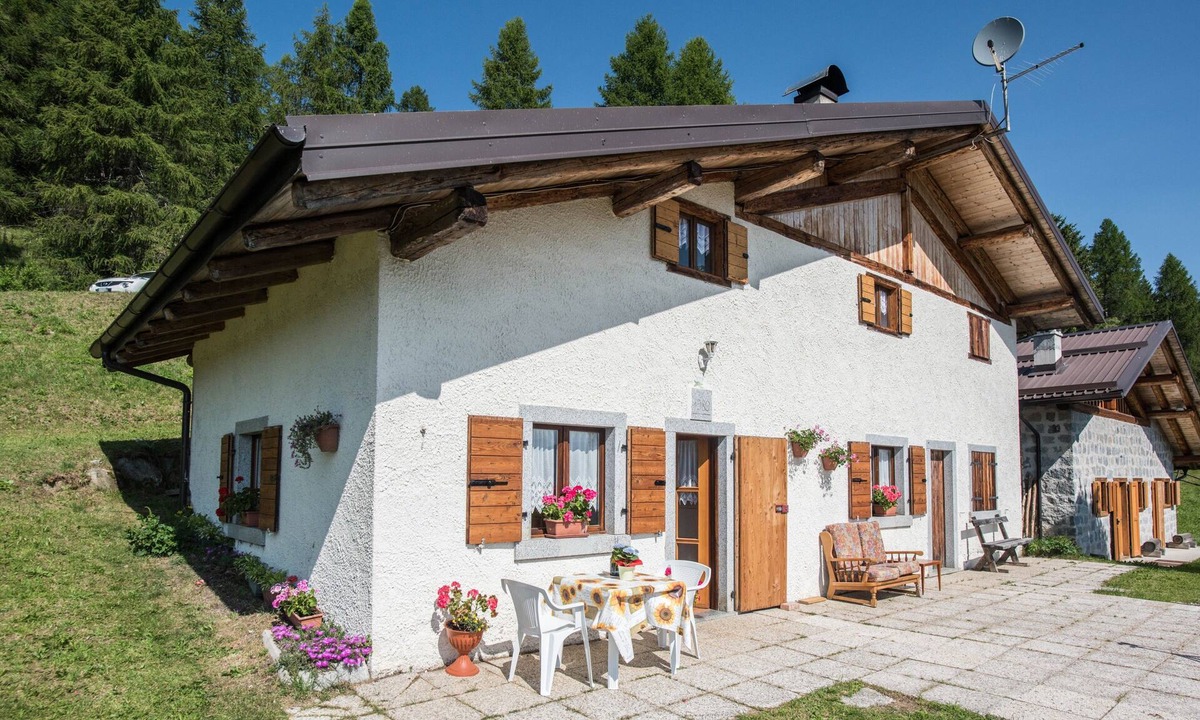 Roncone Apartment | Apartment "Baita Località Cap" with Garden & Mountain View