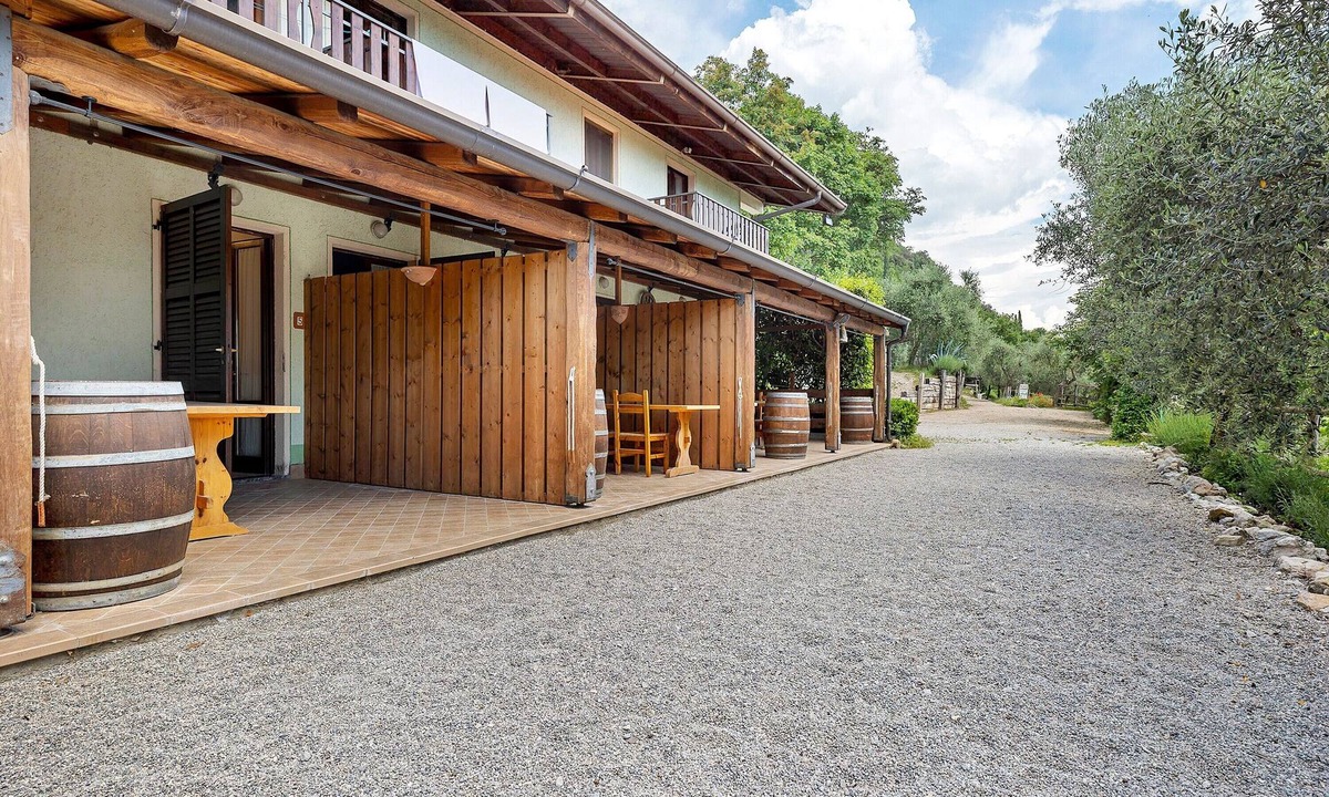 Gaino Apartment | Apartment 'Camera Matrimoniale E Patio Garden' with Lake View, Shared Garden and Wi-Fi