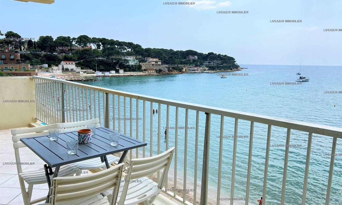 Sanary-sur-Mer Apartment | Apartment directly on the seaside for 4