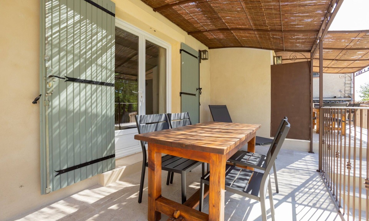 Eyguieres Apartment | Apartment "Domaine De Meyrol - Gîte 2" with Mountain View, Wi-Fi and Air Conditioning