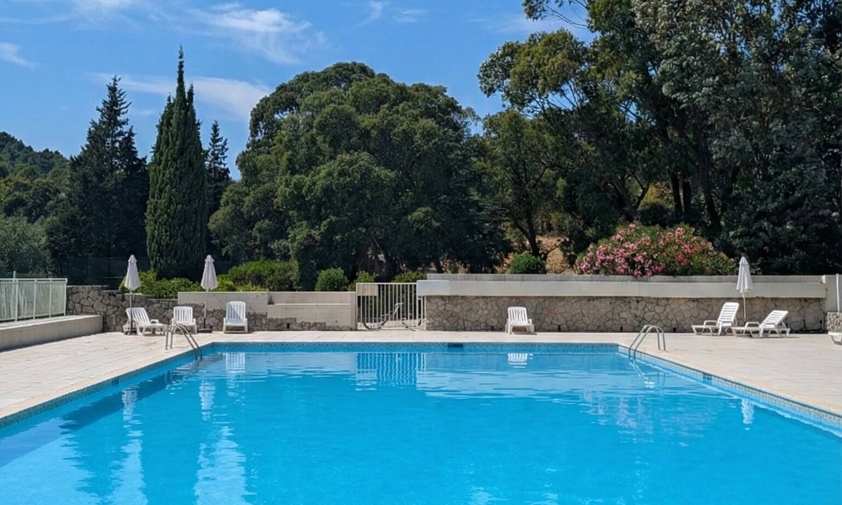 Mandelieu-La-Napoule Apartment | Apartment with terrace in quiet Estérel area, swimming pool, tennis court and pétanque area