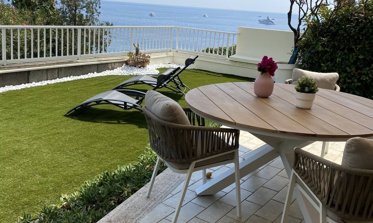 Roquebrune-Cap-Martin Apartment | Apartment with garden by the sea, 5 min walk to the beach, only 2km from Monaco