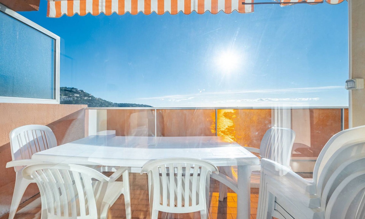 Roquebrune-Cap-Martin Apartment | Apartment for 8 with Wi-Fi, sea view