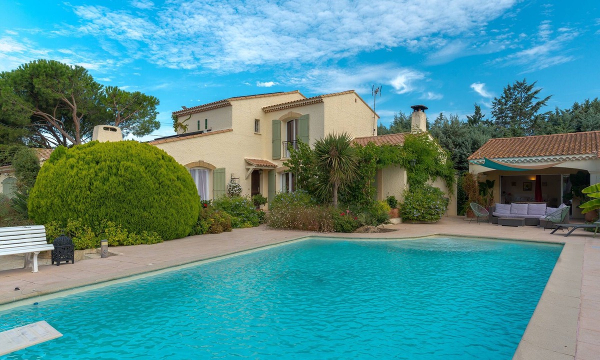 Salon-de-Provence Apartment | Apartment 'Havre De Paix' with Shared Pool, Wi-Fi and Air Conditioning