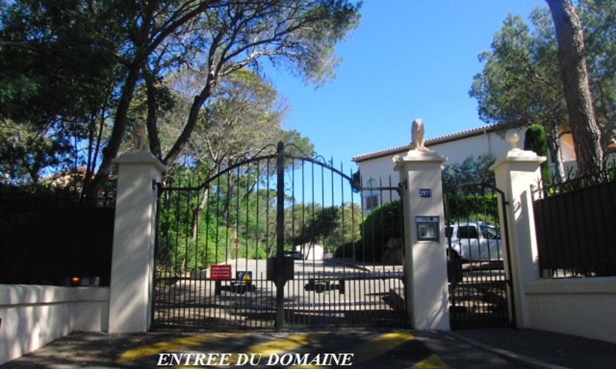 Boulouris-sur-Mer Apartment | Apartment in Superb secure and landscaped area on the ground floor
