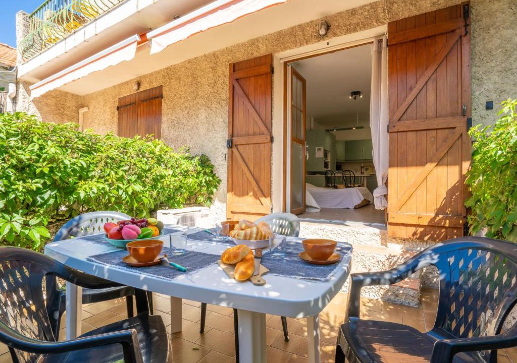 Les Lecques Apartment | Apartment Le Lido-3 by Interhome